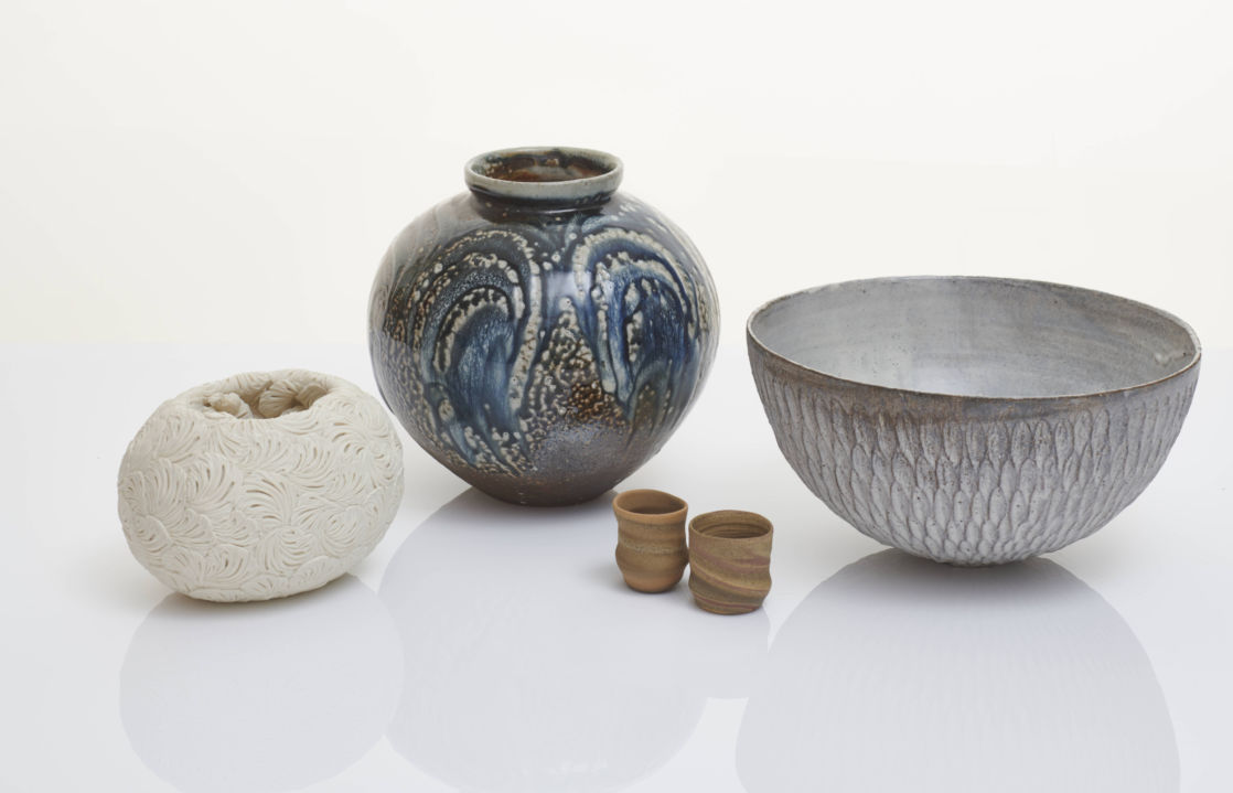 Lots for the auction include: Rose Bowl by Hitomi Hosono, Flower Jar by Lisa Hammond, Mashiko 31-19 and Mashiko 67–19 by Jennifer Lee, and Large Dry Kohiki Bowl by Akiko Hirai